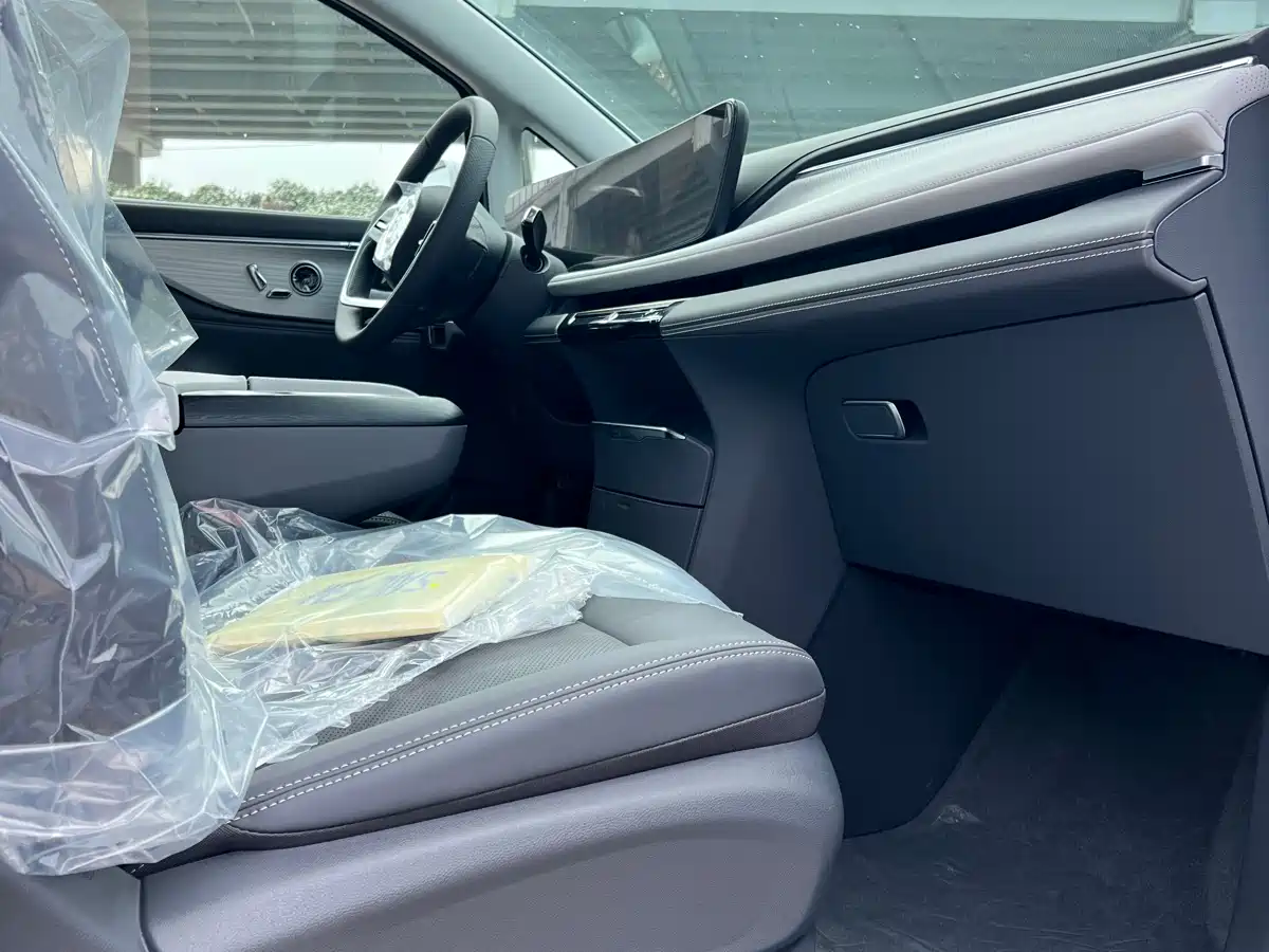 Buick GL8 2026 Luzun Premium Edition фото 5