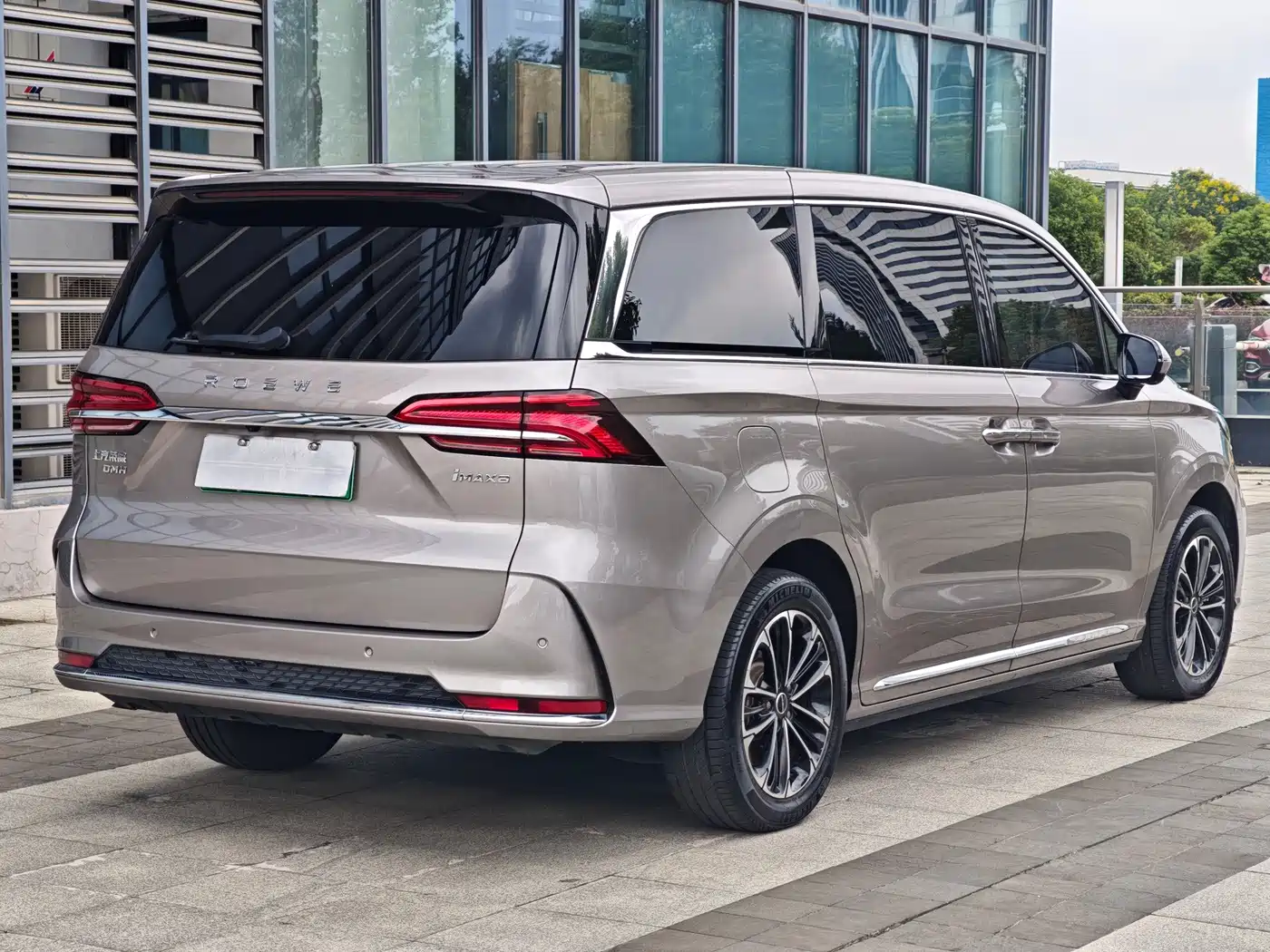 Roewe iMAX8 EV 2025 2025 1.5T DMH Land Luxury Edition