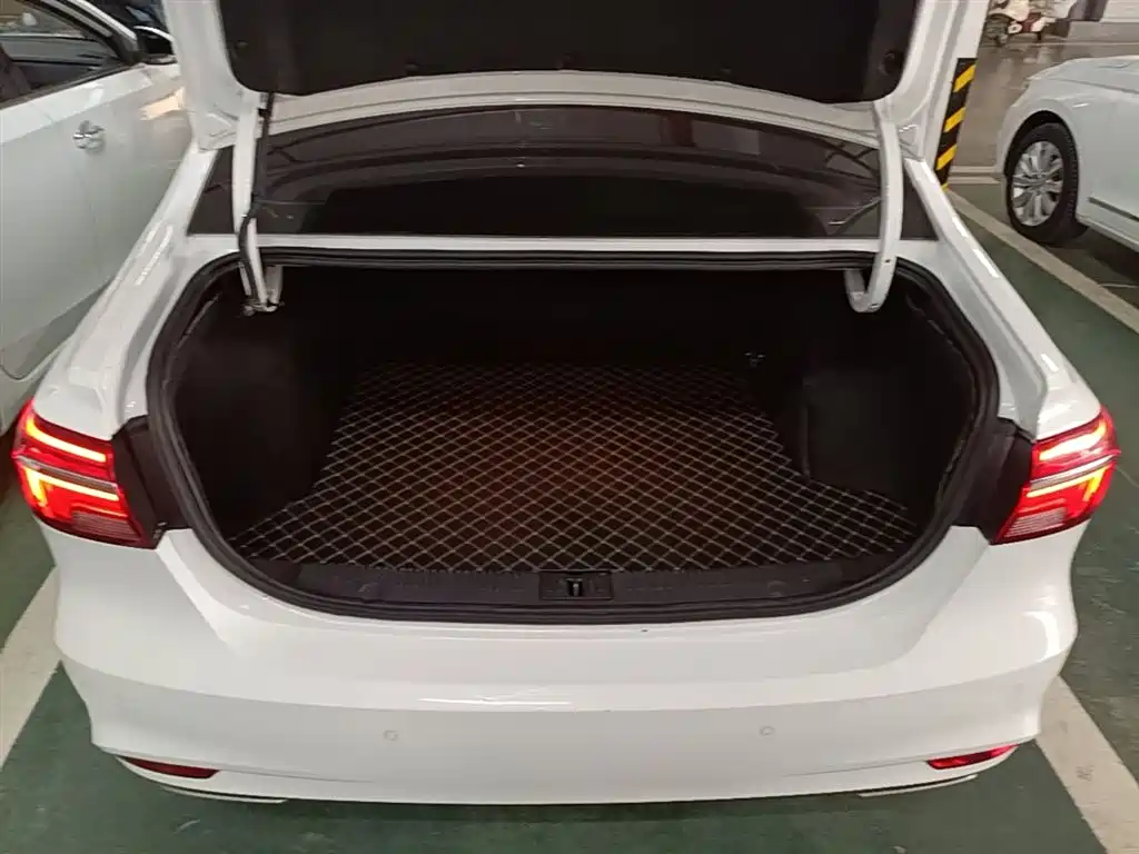 Roewe i6 2018 2018 20T Automatic Internet ZhiXiang Edition