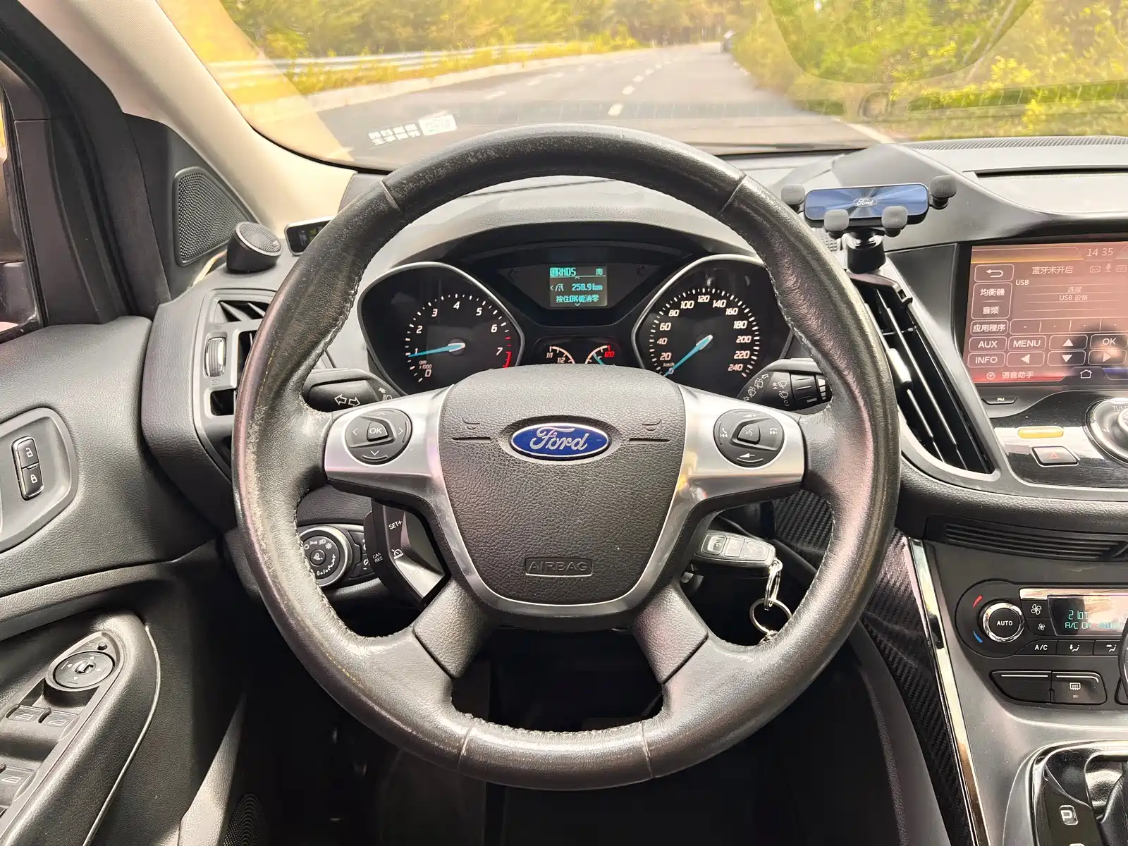 Фото 10 - Ford Kuga