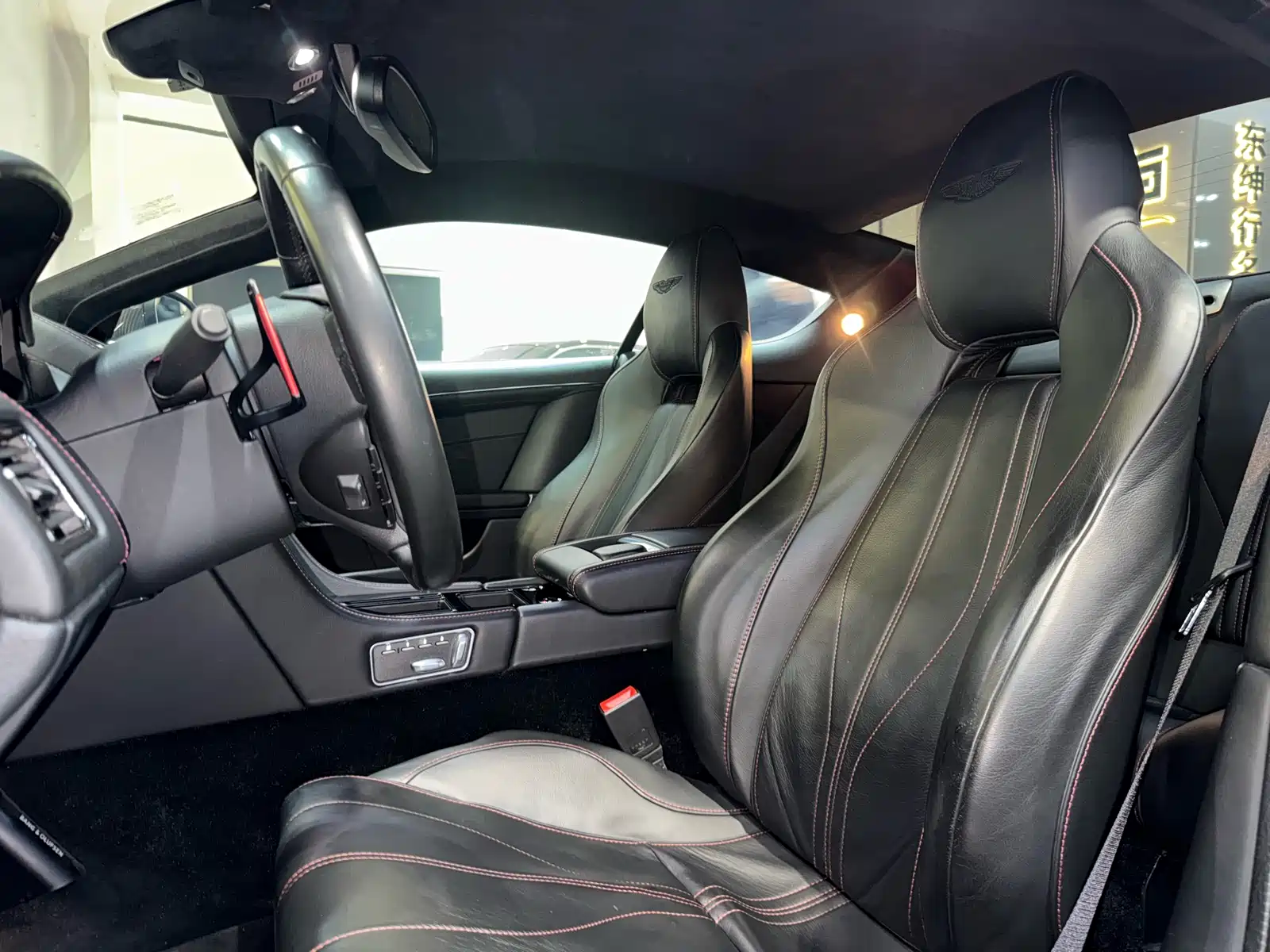 Фото 9 - Aston Martin DB9
