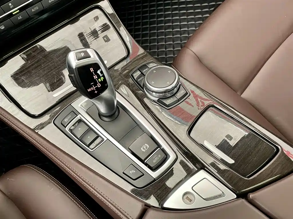 BMW 5 Series 2014 525Li Luxury Design Package фото 10