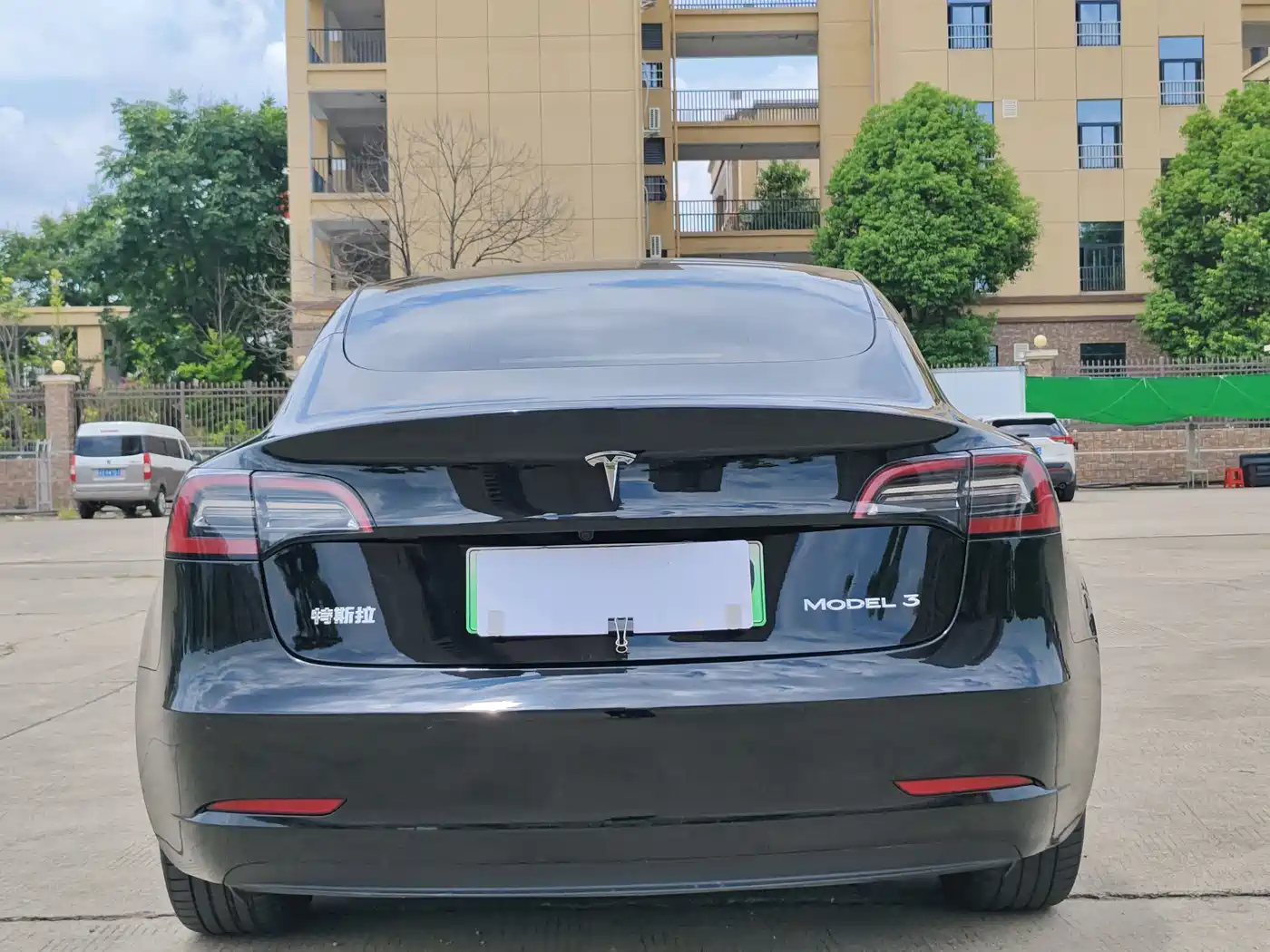 TESLA MODEL 3