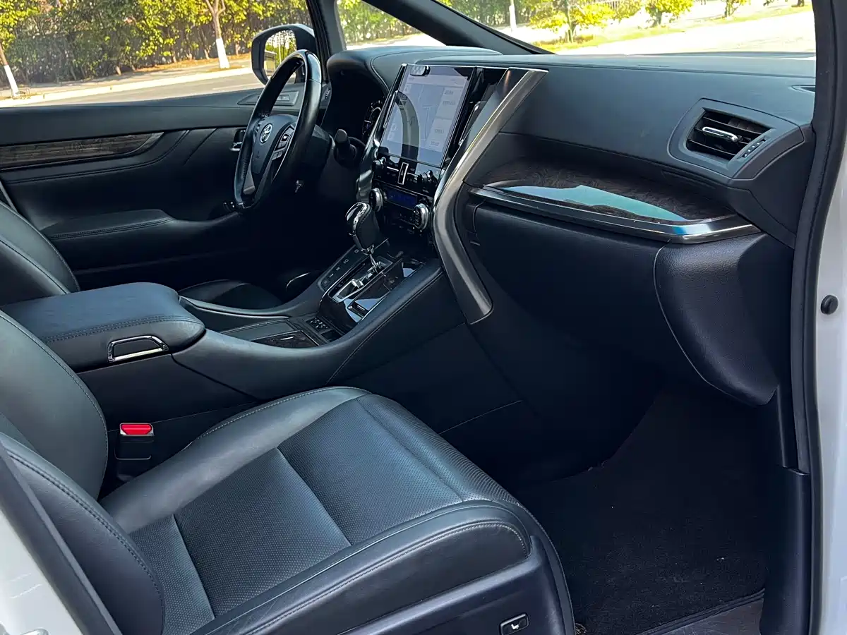 Toyota Alphard 2020 Hybrid 2.5L Gold Special Edition фото 11