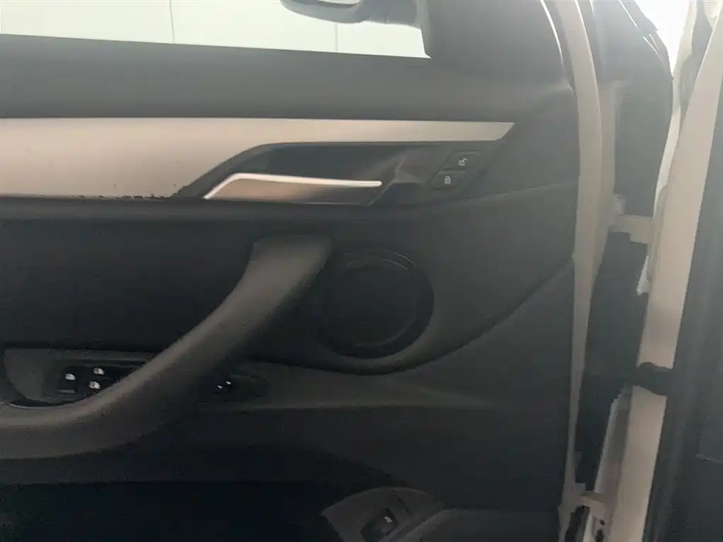 BMW X1 2016 sDrive18Li Premium Model фото 10