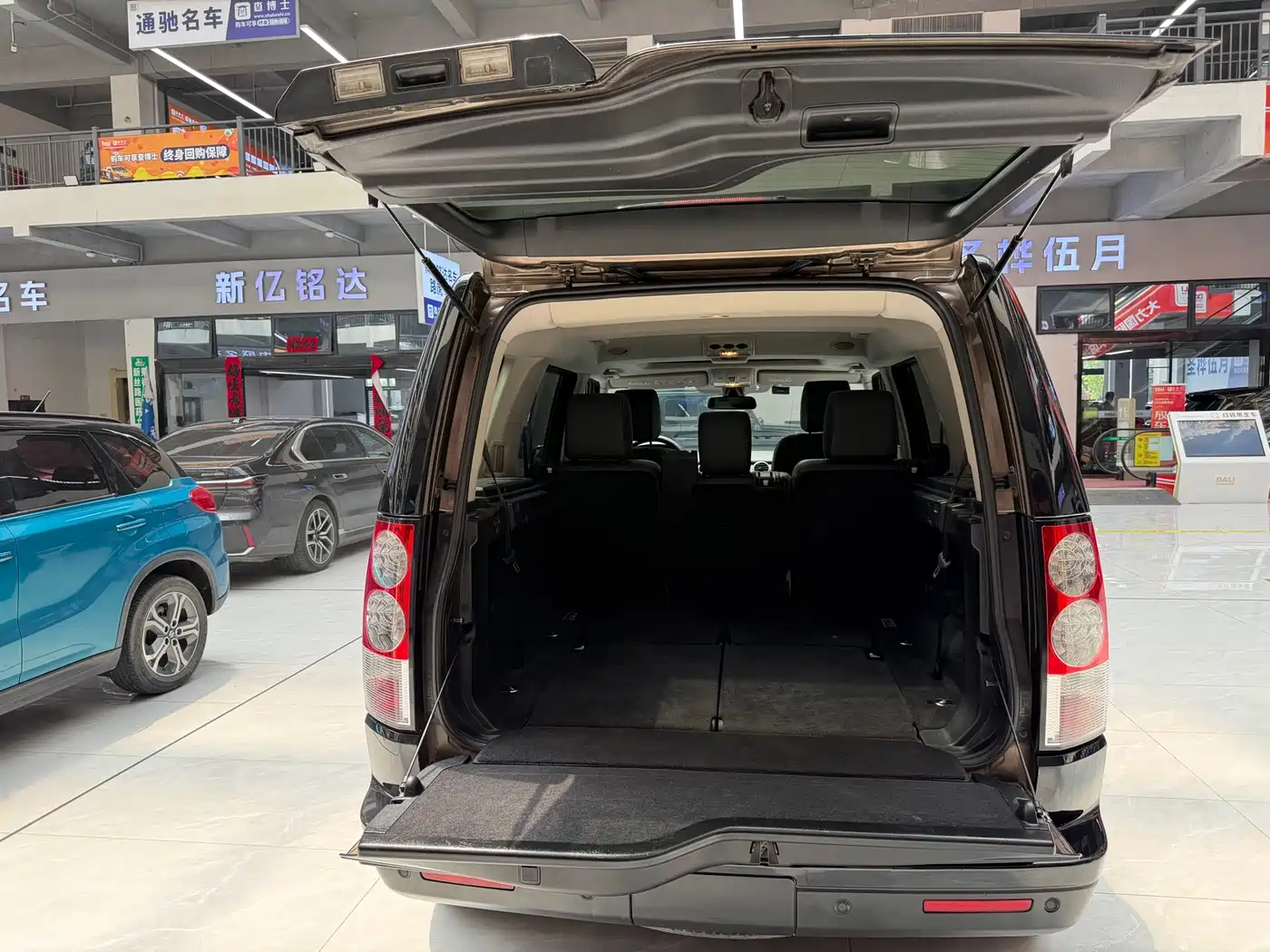 Land Rover Discovery 2013 3.0 SDV6 Black Premium Limited Edition фото 11