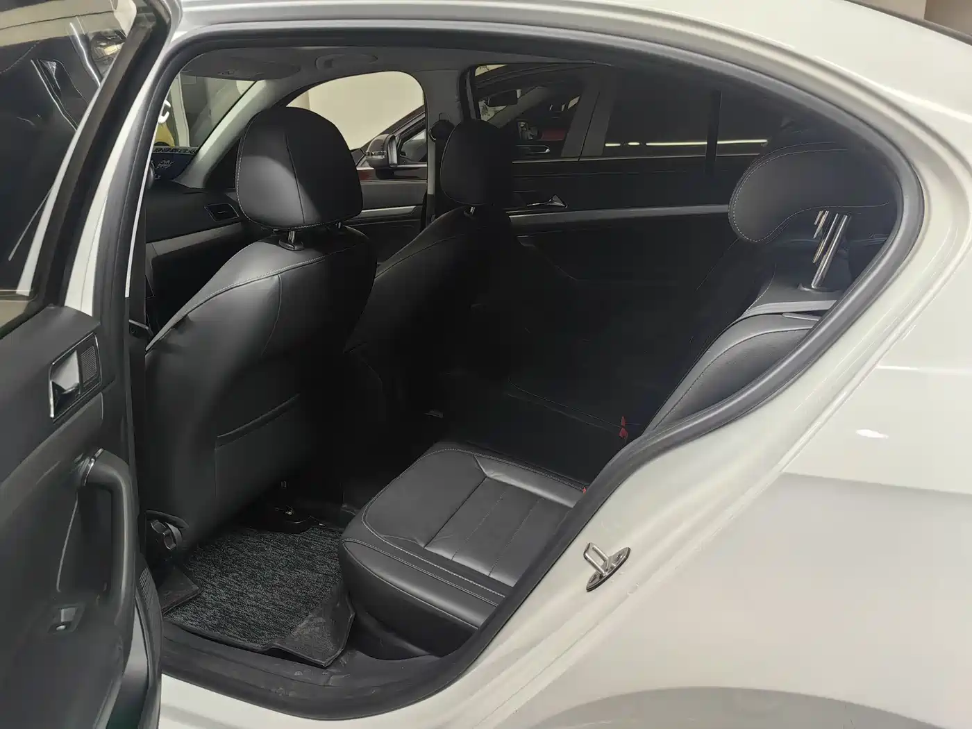Volkswagen Lavida 2017 1.6L Automatic Comfort Edition фото 8