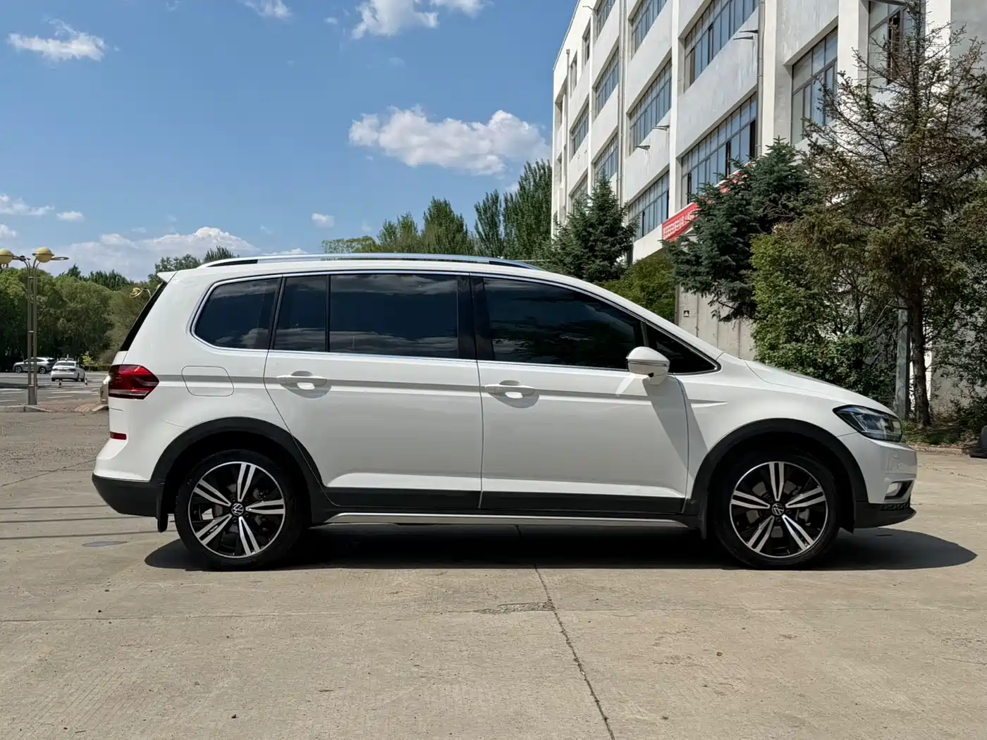 Volkswagen Touran 2021 Touran L 280TSI DSG Cross Edition 7-seater фото 4