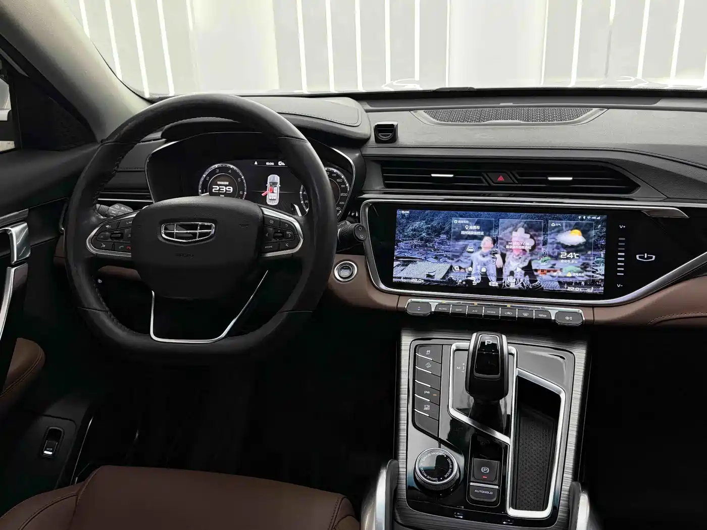 Photo 12 - Geely Atlas