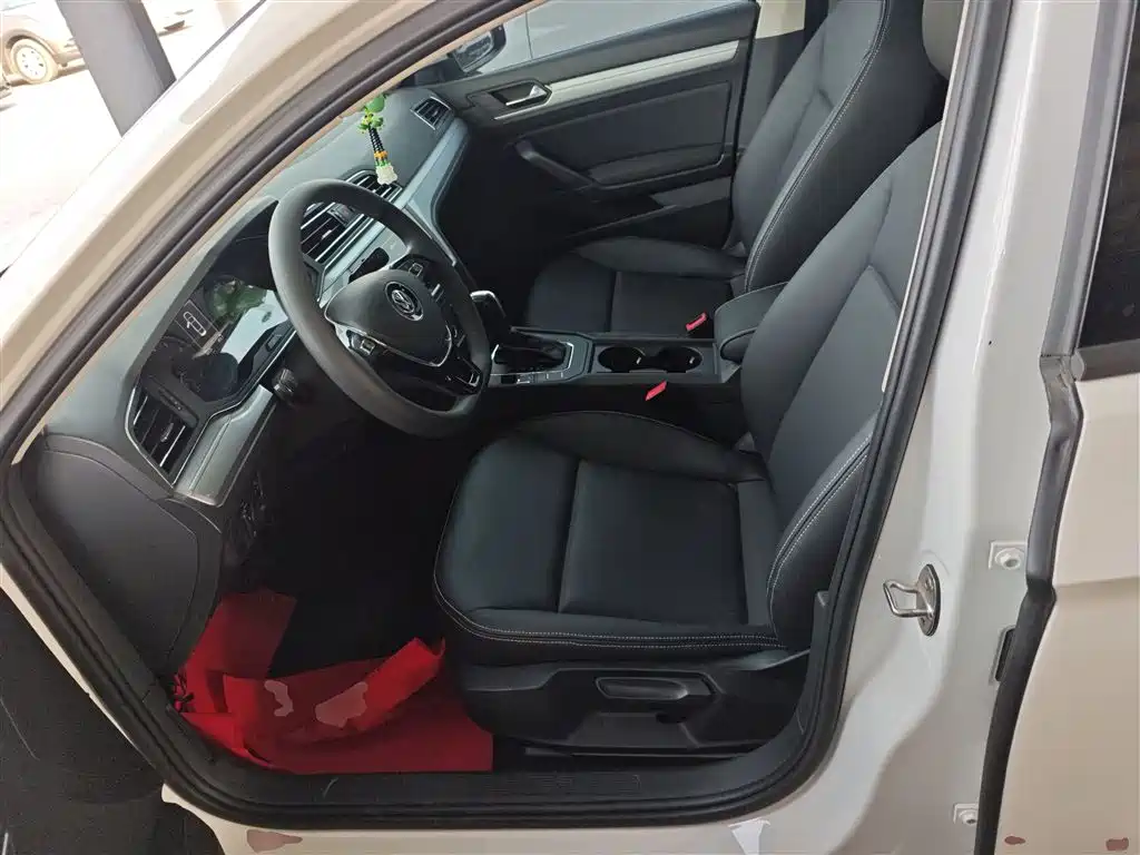 VOLKSWAGEN LINGDU