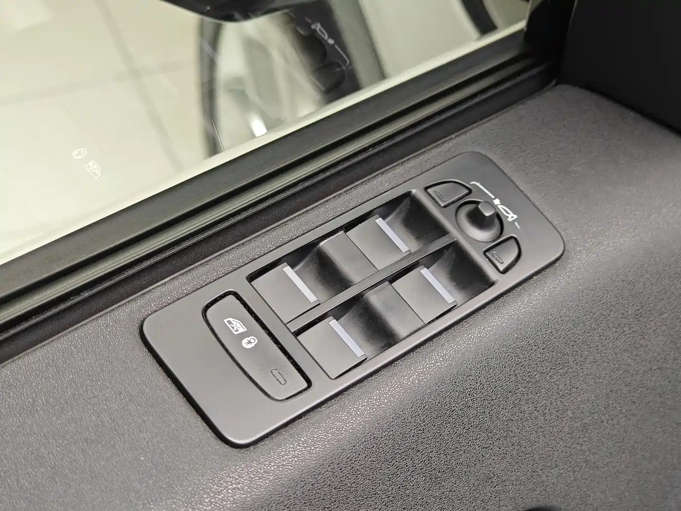 Land Rover Discovery Sport 2017 2.0T HSE фото 8