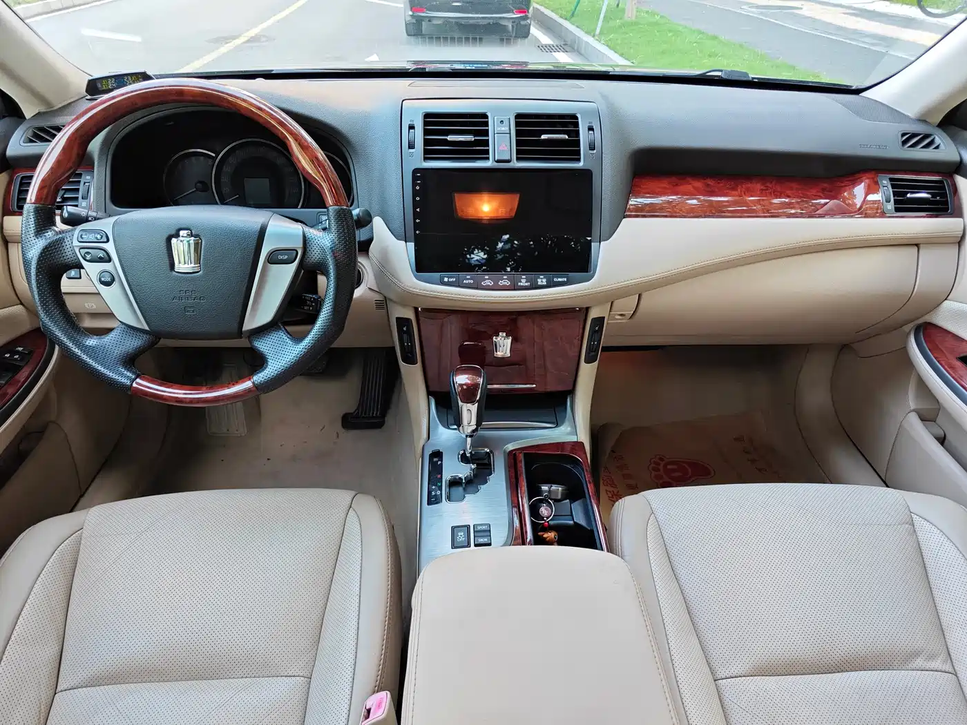 Toyota Crown 2012 2.5L Royal Leather Edition фото 5