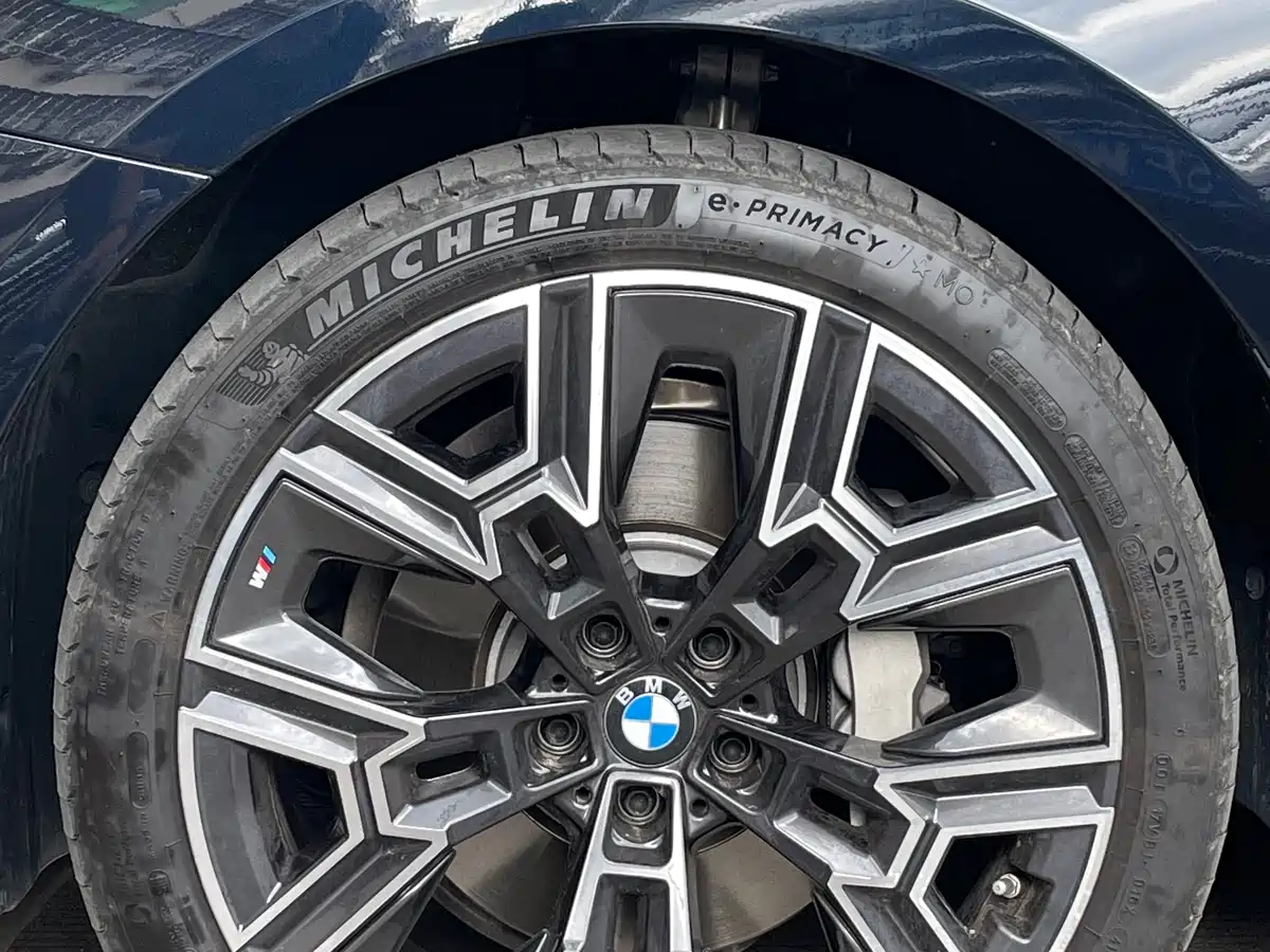 BMW 5 Series 2026 530Li Exclusive M Sport Package фото 7