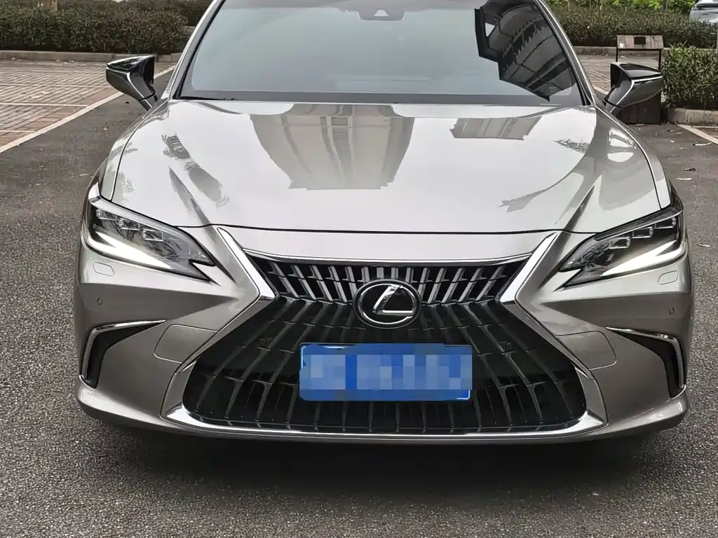 Фото 2 - Lexus ES