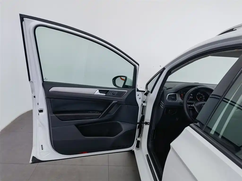 Volkswagen Golf Sportsvan 2016 1.6L Automatic Comfort фото 8