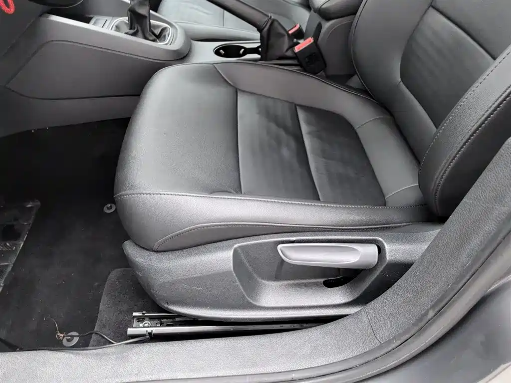 Volkswagen Sagitar 2014 Facelift 1.6L Manual Leading Version фото 20