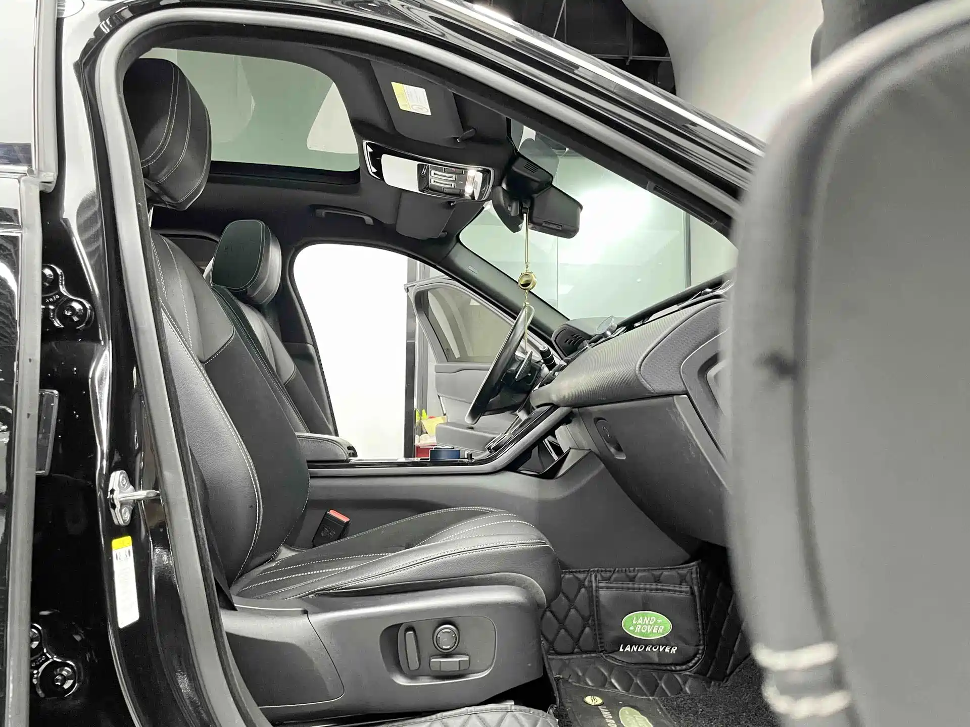 Фото 9 - Land Rover Range Rover Velar