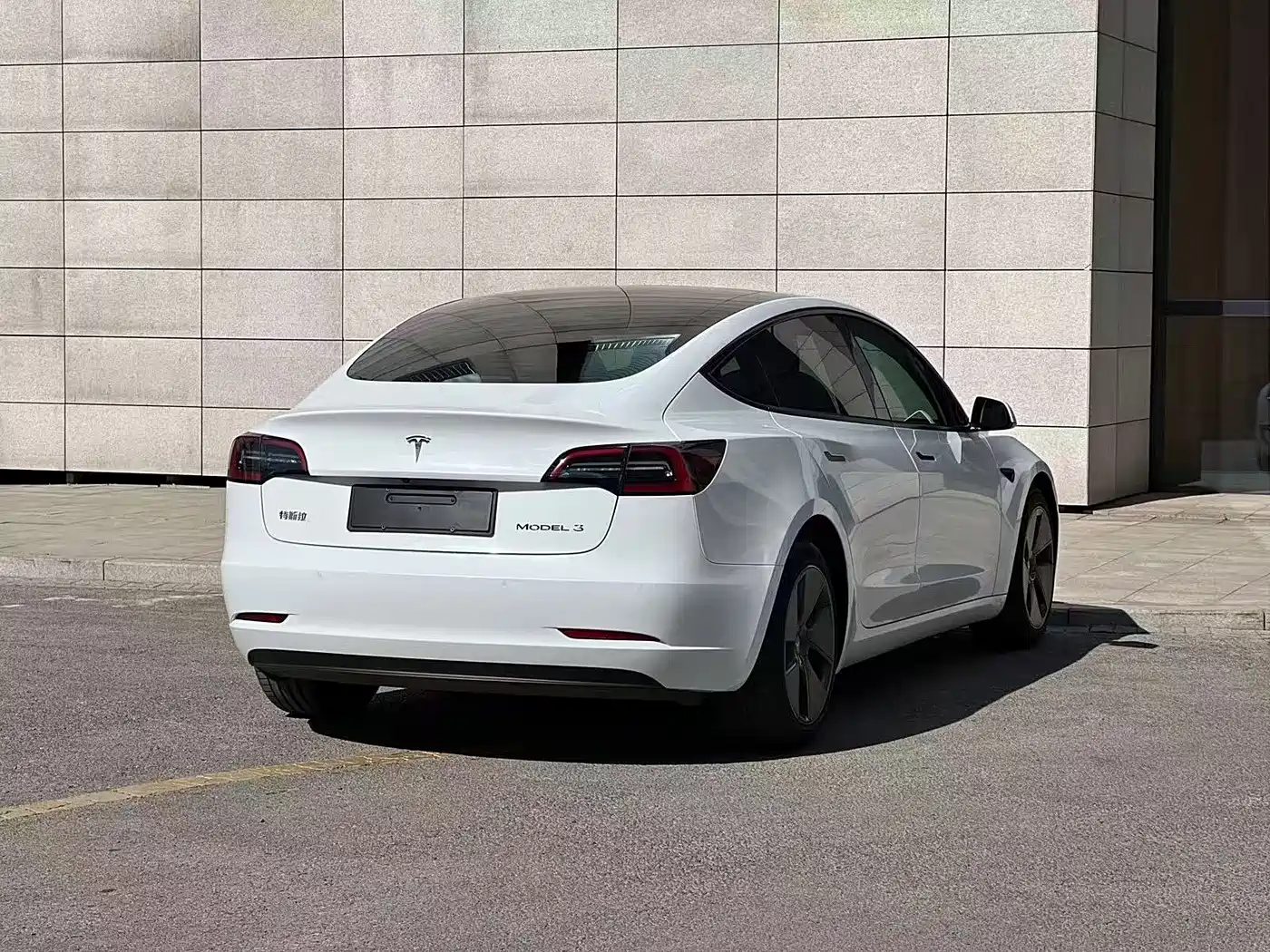 TESLA MODEL 3