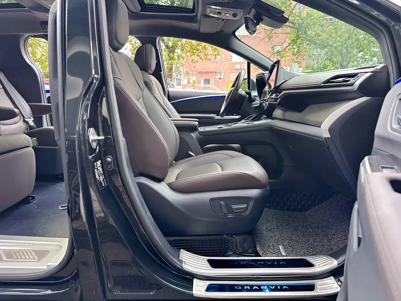Toyota Granvia 2022 Model Year 2.5L Hybrid Flagship Edition фото 13