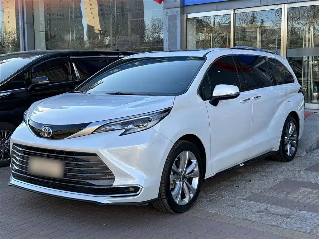 Toyota Sienna 2023 2.5L Hybrid Ultimate Edition фото 2