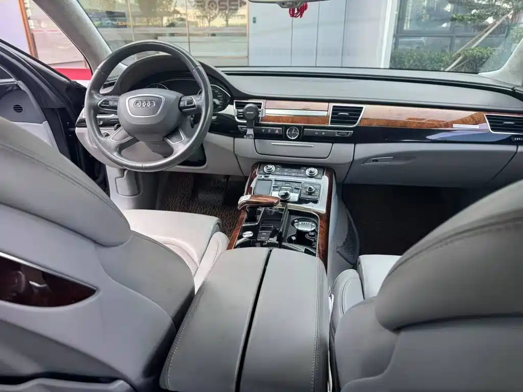 Фото 10 - Audi A8