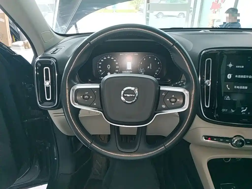 Фото 11 - Volvo XC40