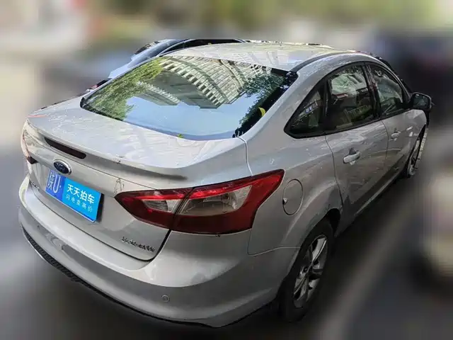 Ford Focus 2012 Sedan 1.6L Automatic Trend — фото 2