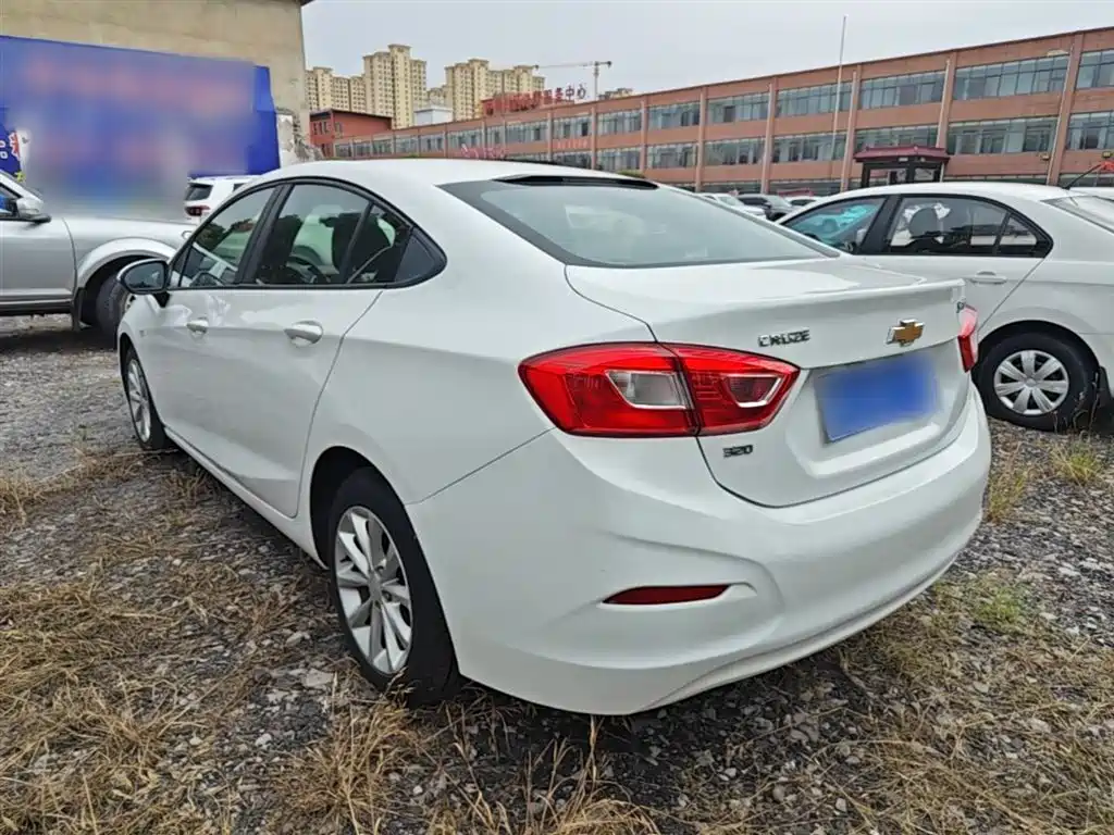 Chevrolet Cruze 2018 320 Automatic Pioneer Sunroof Edition фото 5