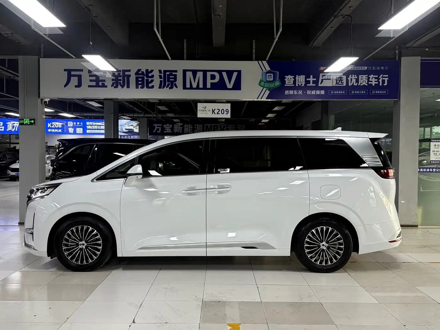 Denza D9 2024 DM-i 1050 Premium фото 16
