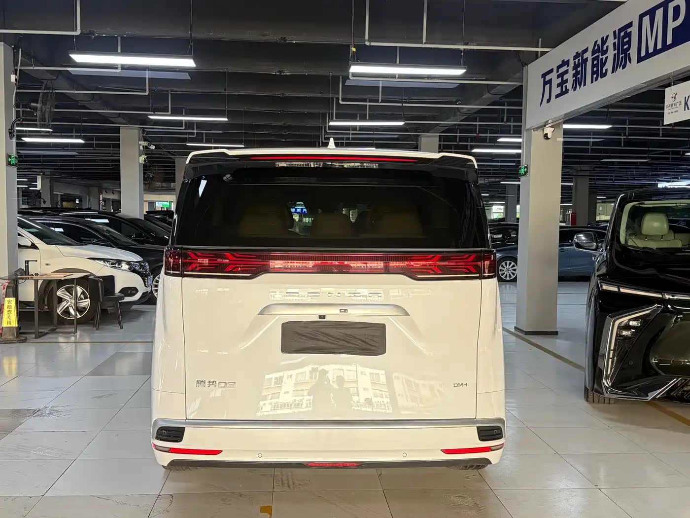 Denza D9 2024 DM-i 1050 Premium фото 18