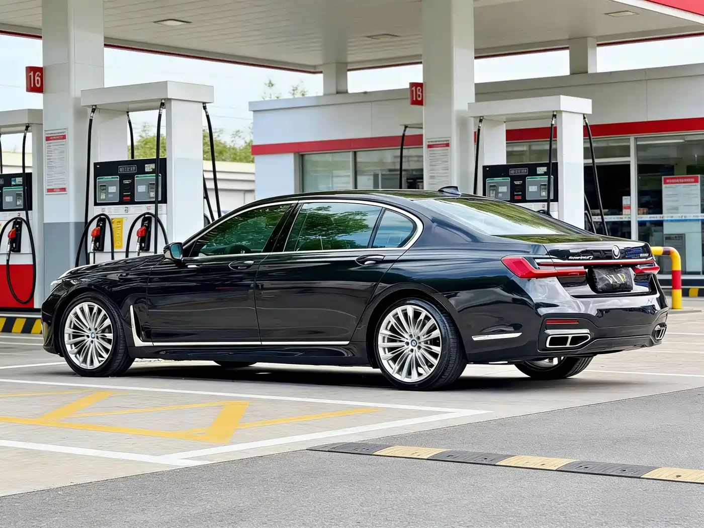 BMW 7 Series 2016 740Li Leading Edition фото 9