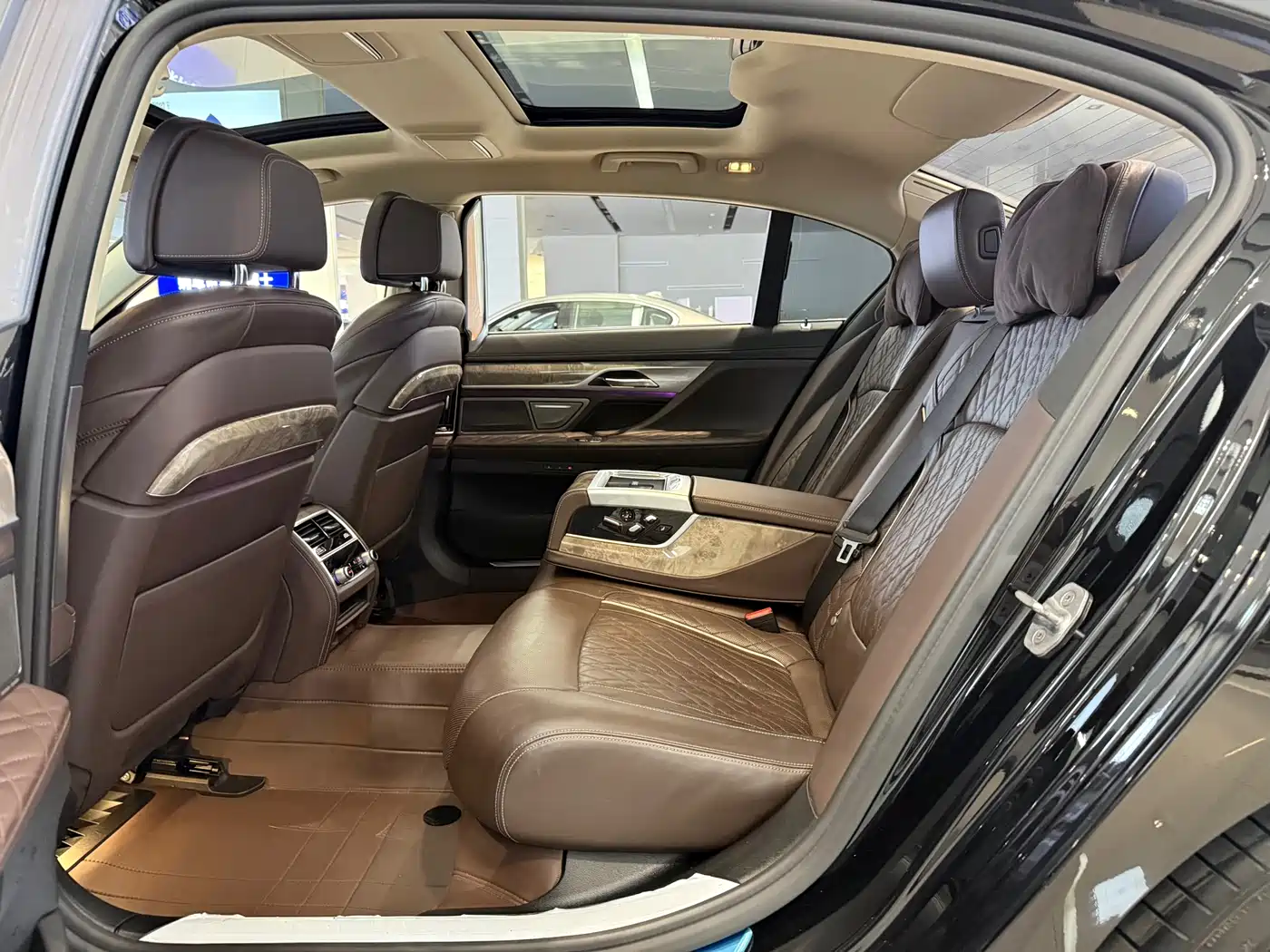BMW 7 Series 2021 Model 740Li Leading Luxury Package фото 12