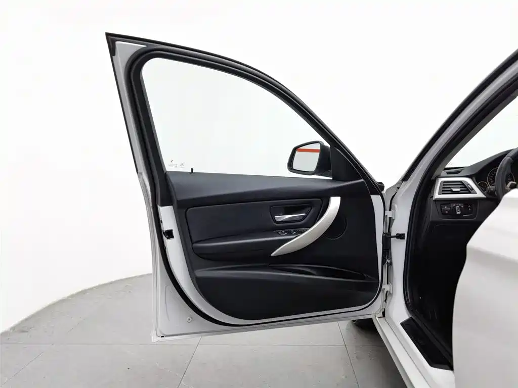 BMW 3 Series 2016 320i Fashion Model фото 8