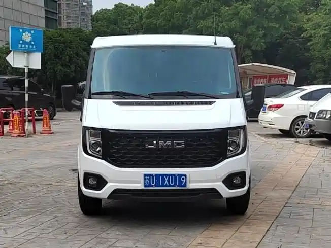 Jiangling JMC Fushun 2025 2025 Model 2.0T 6MT Diesel Medium Wheelbase Low Roof Commercial MPV 5/6 Seats