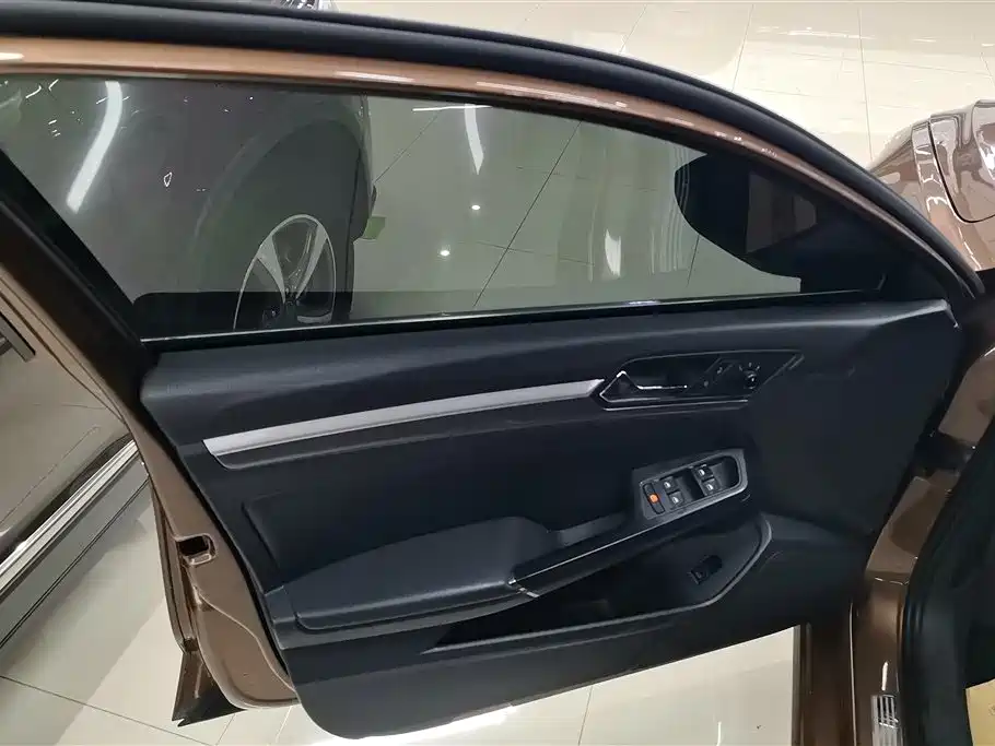 Volkswagen Lamando 2017 280TSI DSG Comfort Edition фото 7