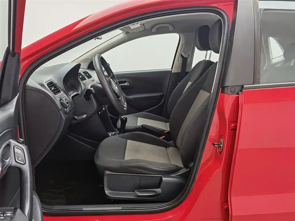Volkswagen Polo 2014 1.4L Manual Trend Edition фото 10