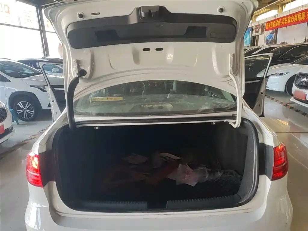 Volkswagen Sagitar 2015 1.6L Manual Comfort фото 19