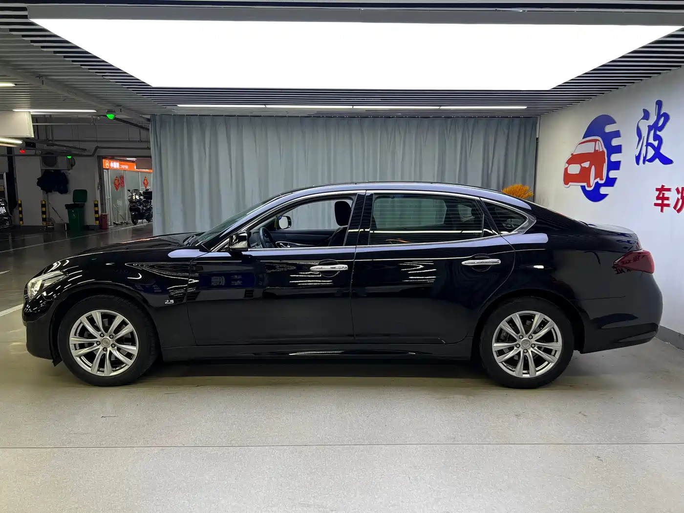 Photo 4 - Infiniti Q70