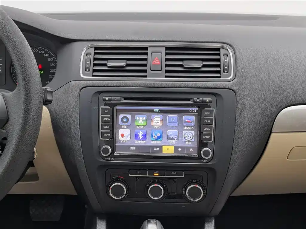 Volkswagen Sagitar 2012 1.6L Automatic Comfort Type фото 12