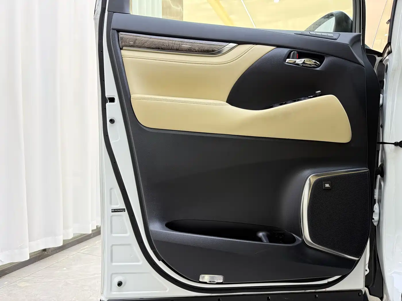 Toyota Vellfire 2023 Crown Hybrid 2.5L HV Ultimate фото 3