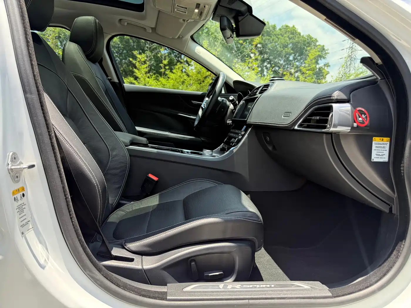Jaguar XE 2015 2.0T 200PS R-Sport фото 16
