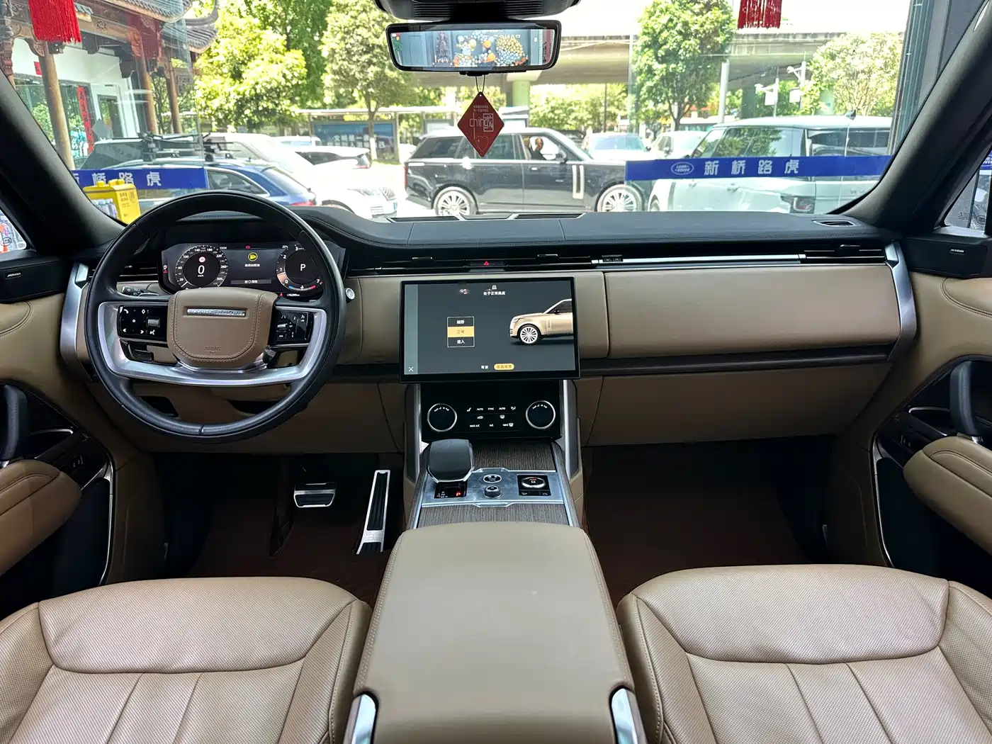 Land Rover Range Rover 2023 3.0 L6 400PS Golden Age 7-Seater Long Wheelbase фото 5