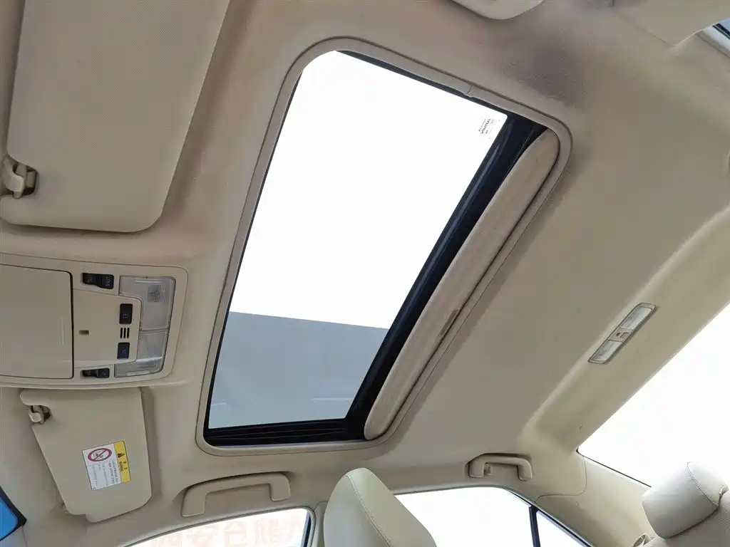 Toyota Camry 2015 2.5G Luxury Navigation Edition фото 14
