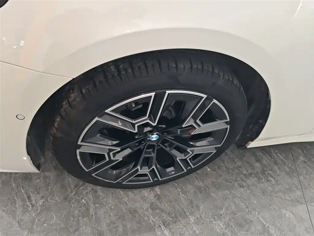 BMW 5 Series 2025 530Li Premium M Sport Package фото 25
