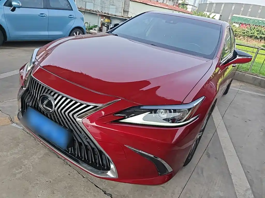 Фото 1 - Lexus ES