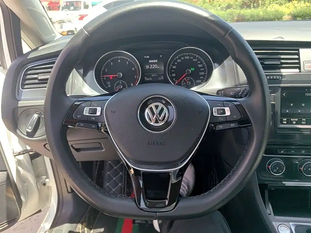 Volkswagen Golf 2017 230TSI Auto Luxury Millionth Anniversary Edition фото 11
