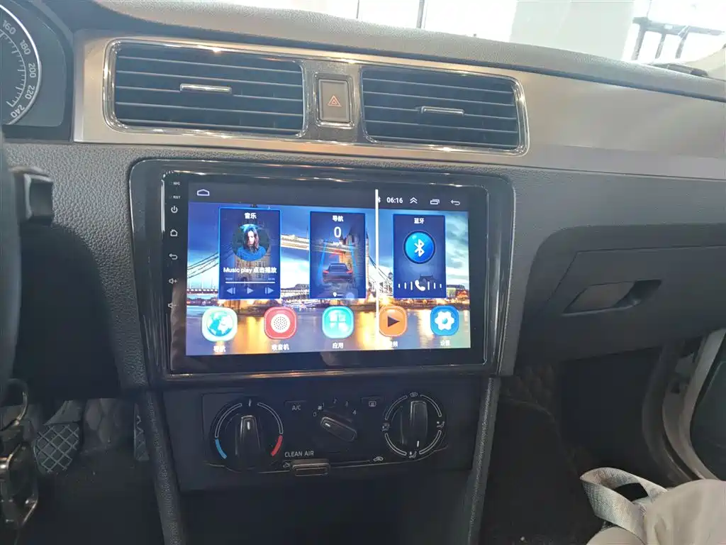 Škoda Skoda Rapid Spaceback 2016 1.6L Manual Pioneer Edition фото 9