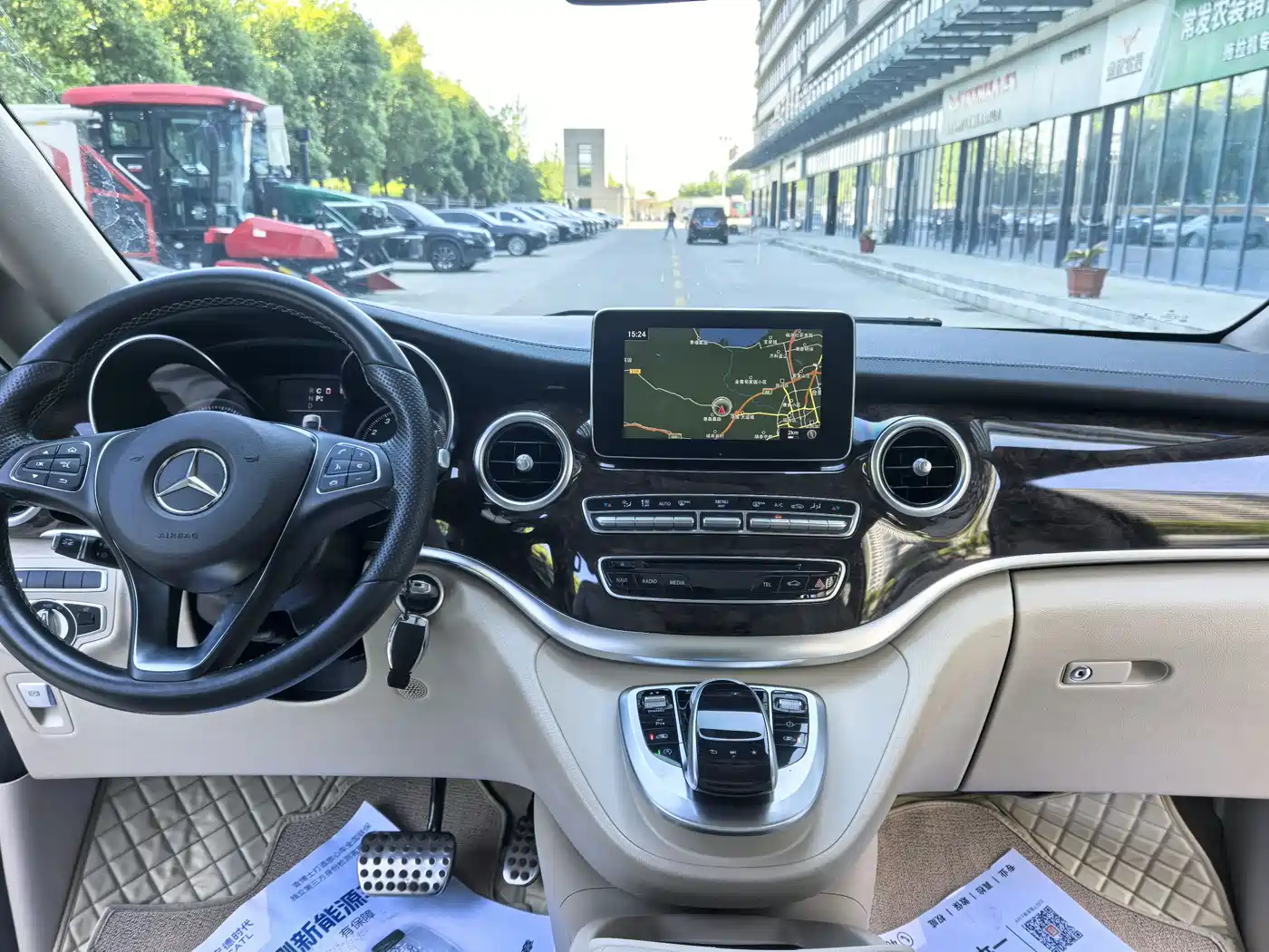 Mercedes-Benz V-Class 2017 Model V 260 L Premium Extended Edition фото 22
