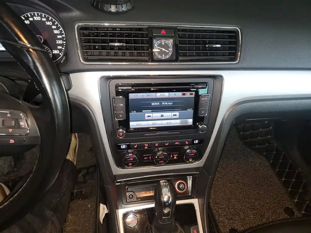 Volkswagen Passat 2014 1.8TSI DSG Executive Edition фото 6