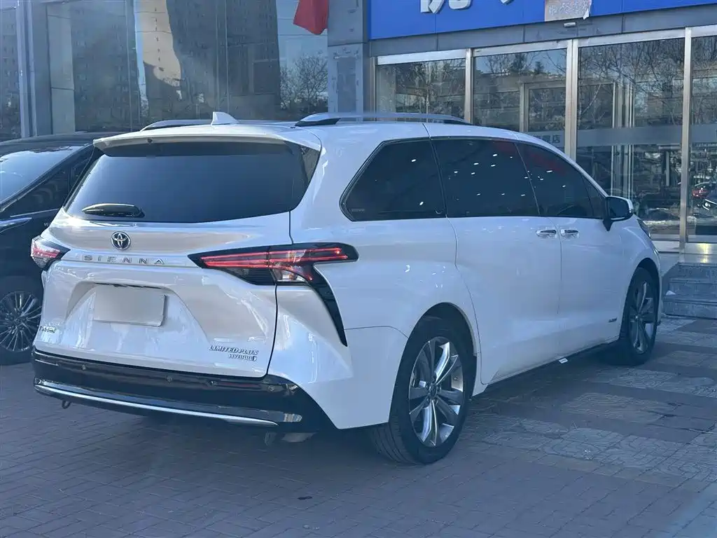 Toyota Sienna 2023 2.5L Hybrid Ultimate Edition фото 22